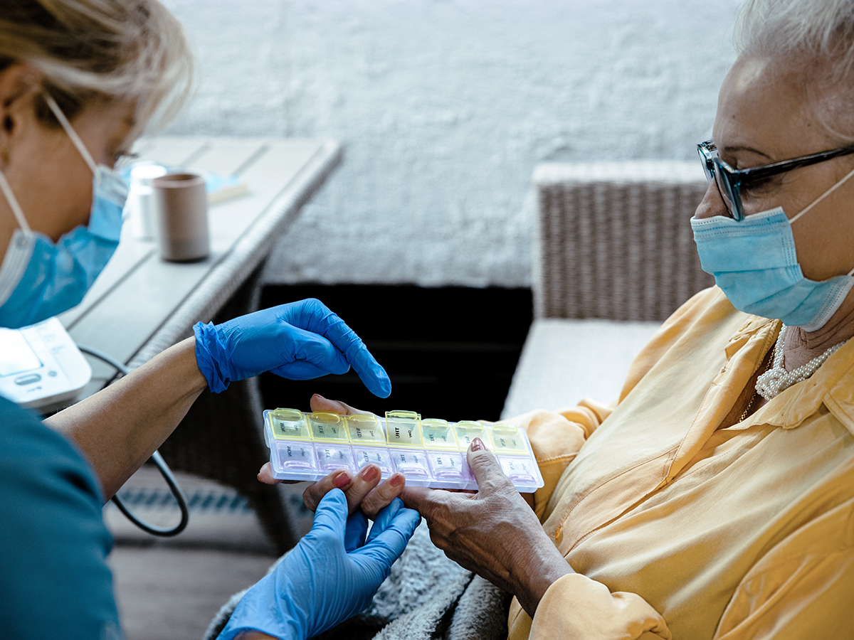 Enfermera mostrando medicación
